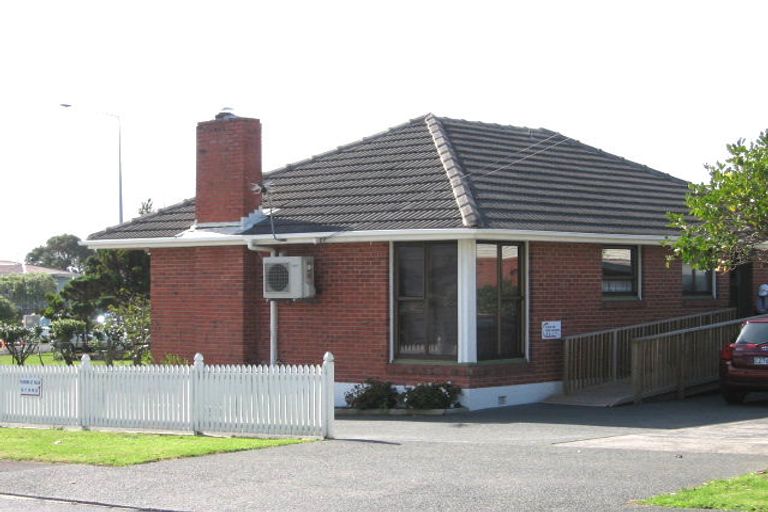 Photo of property in 2 Jaemont Avenue, Te Atatu South, Auckland, 0610