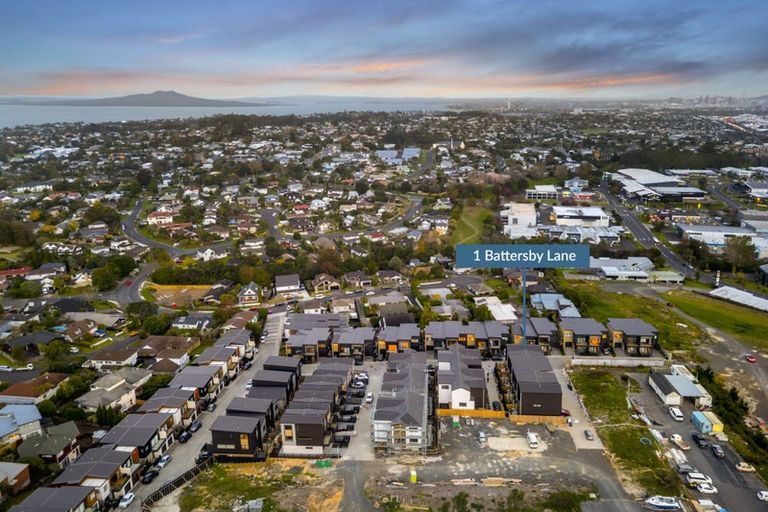 Photo of property in 24 Milenio Crescent, Windsor Park, Auckland, 0632
