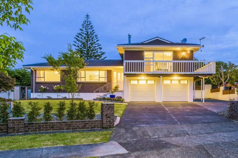 Photo of property in 14 Claresholm Place, Mangere Bridge, Auckland, 2022