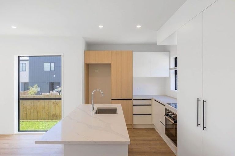 Photo of property in 21 Clay Works Lane, New Lynn, 0600