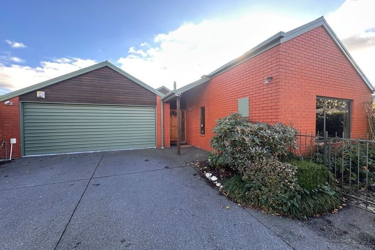 Photo of property in 2 Yarrum Lane, Avonhead, Christchurch, 8042