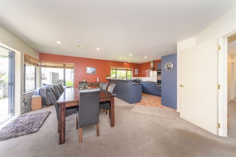 Photo of property in 11 Ruapehu Drive, Fitzherbert, Palmerston North, 4410