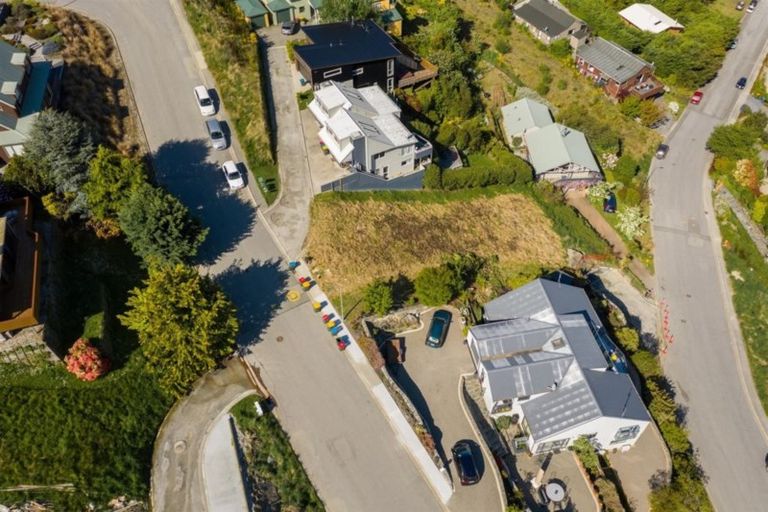 Photo of property in 111 Wynyard Crescent, Fernhill, Queenstown, 9300