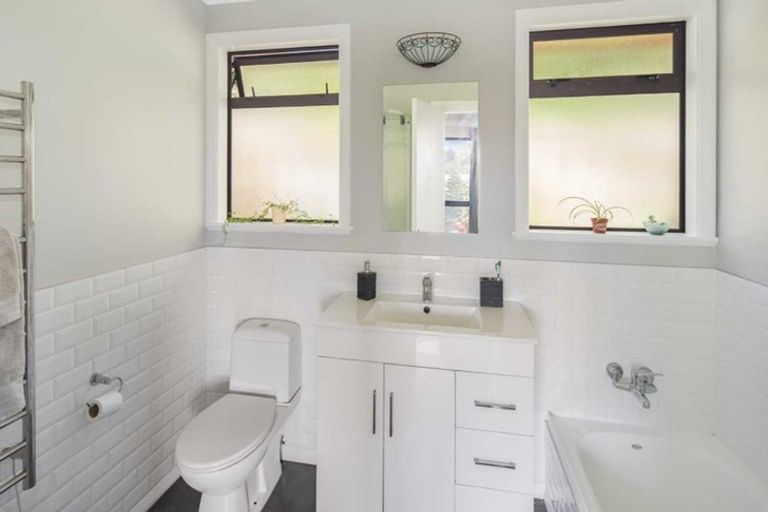 Photo of property in 102 Ruskin Road, Newlands, Wellington, 6037