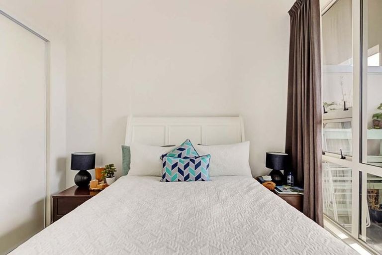 Photo of property in Stadium Garden Flats, 209/107 Thorndon Quay, Pipitea, Wellington, 6011