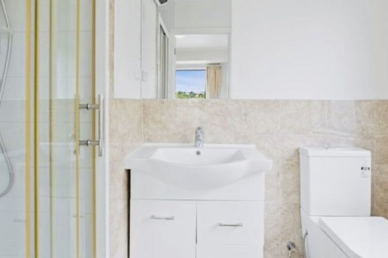 Photo of property in 30 Mannering Place, Hillcrest, Auckland, 0627