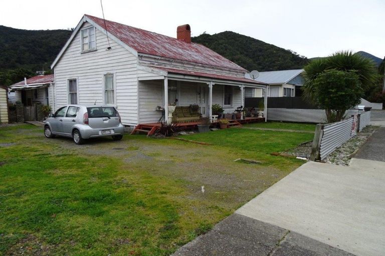 Photo of property in 10 Market Street, Picton, 7220