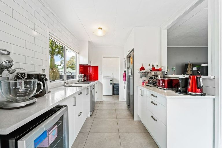 Photo of property in 122 Moire Road, West Harbour, Auckland, 0618