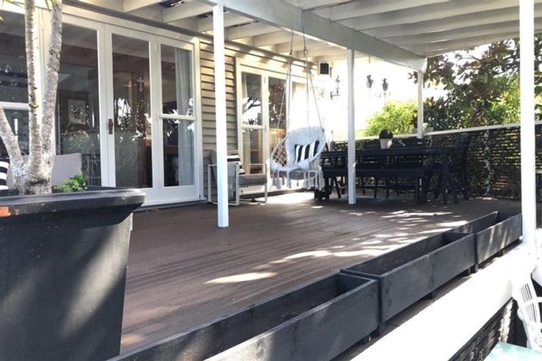 Photo of property in 77 Sylvan Avenue, Northcote, Auckland, 0627