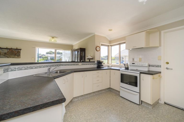 Photo of property in 3 Royal Fern, Kelvin Grove, Palmerston North, 4414