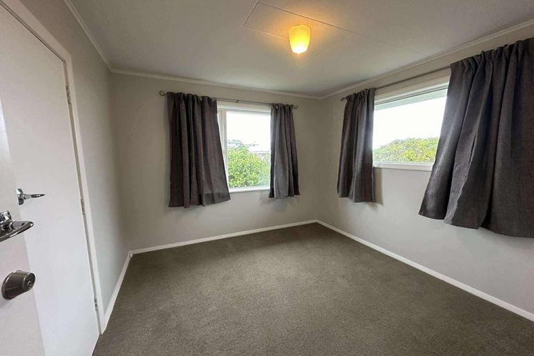 Photo of property in 52 Ruskin Road, Newlands, Wellington, 6037