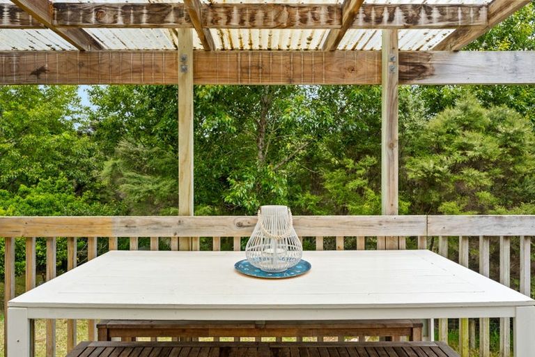 Photo of property in 2 Slater Road, South Head, Helensville, 0874