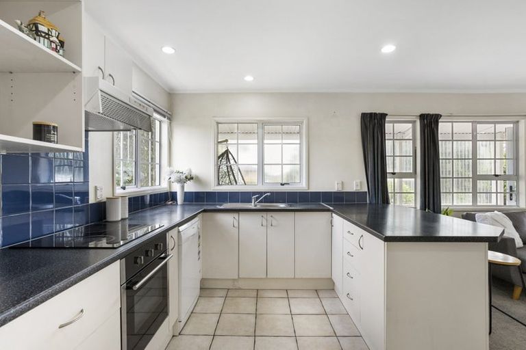 Photo of property in 2/1 Cascades Road, Pakuranga Heights, Auckland, 2010