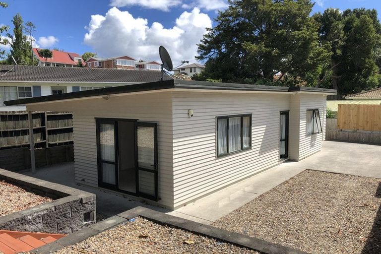 Photo of property in 2 Glucina Place, Glen Eden, Auckland, 0602