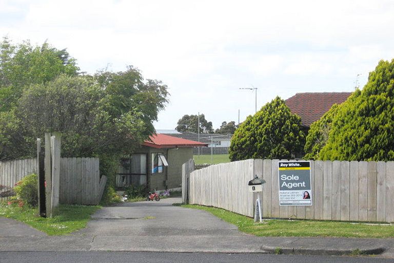 Photo of property in 13 Balwyn Place, Clendon Park, Auckland, 2103