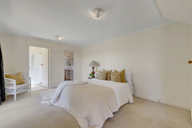 Photo of property in 2 Karoro Place, Paremata, Porirua, 5024