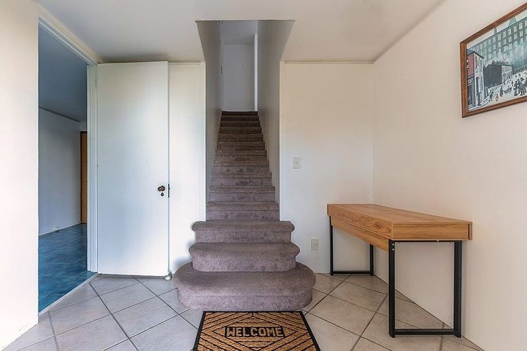 Photo of property in 28 Chelverton Terrace, Red Beach, 0932