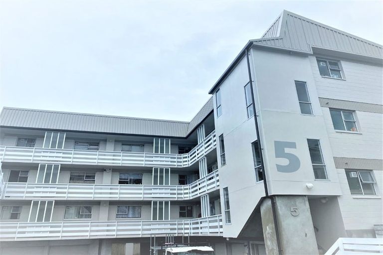 Photo of property in 5 Hawker Street, Mount Victoria, Wellington, 6011