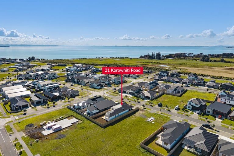 Photo of property in 21 Korowhiti Road, Clarks Beach, 2122