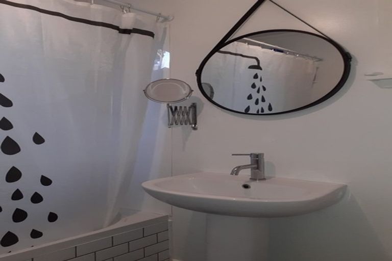 Photo of property in 43 Evans Road, Glen Eden, Auckland, 0602