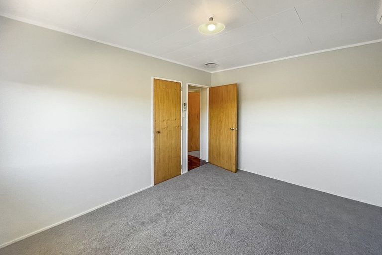 Photo of property in 7 Sunhaven Drive, Newlands, Wellington, 6037