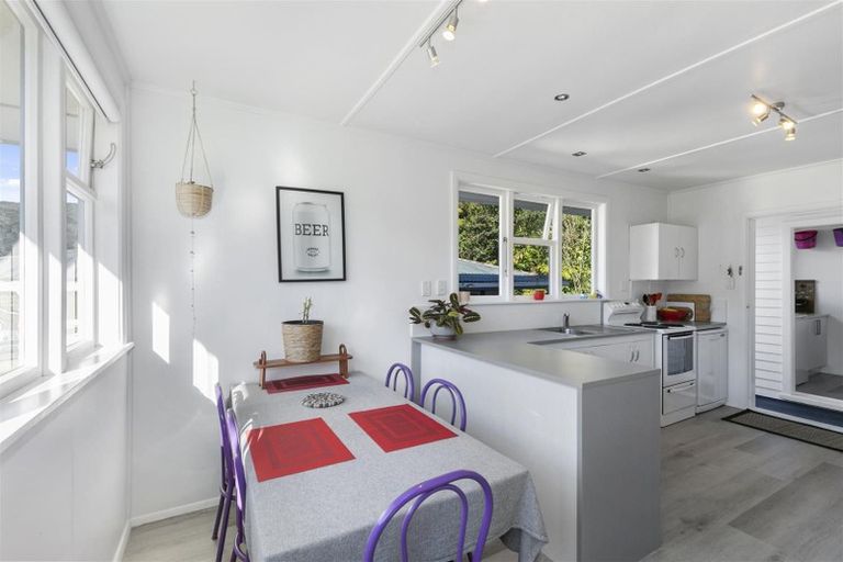 Photo of property in 47 Bird Grove, Stokes Valley, Lower Hutt, 5019