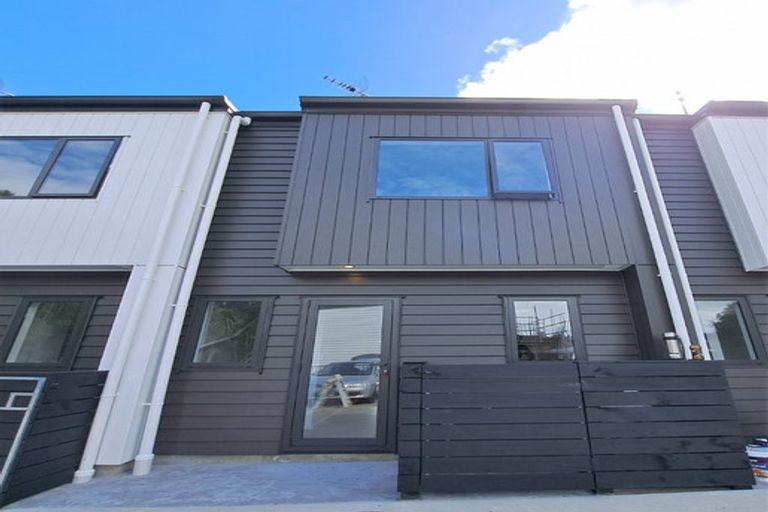 Photo of property in 2/47 Awaroa Road, Sunnyvale, Auckland, 0612