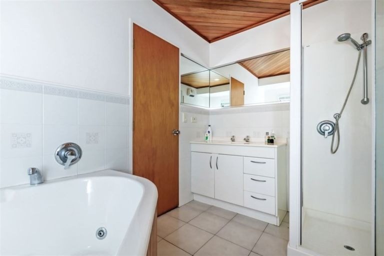 Photo of property in 2/11 Seaview Road, Castor Bay, Auckland, 0620