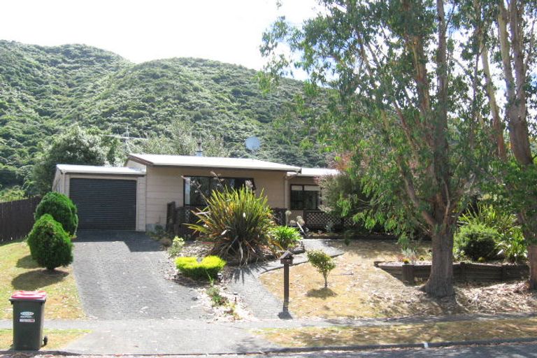 Photo of property in 43 Larchmont Grove, Totara Park, Upper Hutt, 5018