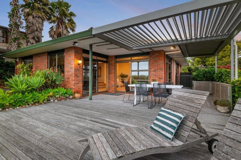 Photo of property in 22 John Dee Crescent, Red Beach, 0932