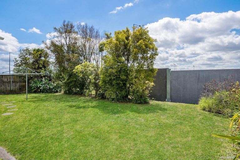 Photo of property in 35 Barbados Drive, Unsworth Heights, Auckland, 0632