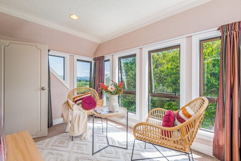 Photo of property in 21 Springdale Grove, Fitzherbert, Palmerston North, 4410