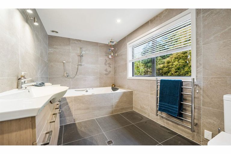 Photo of property in 23c West Lynn Road, Titirangi, Auckland, 0604