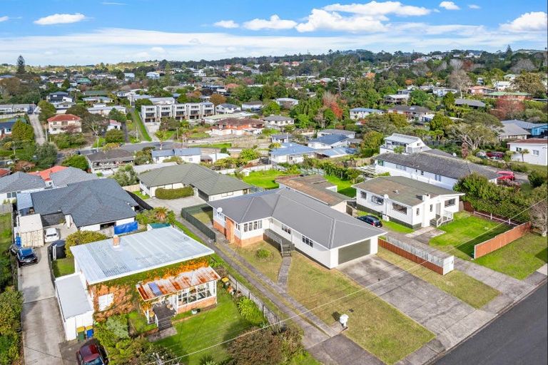 Photo of property in 35 Eastglen Road, Glen Eden, Auckland, 0602