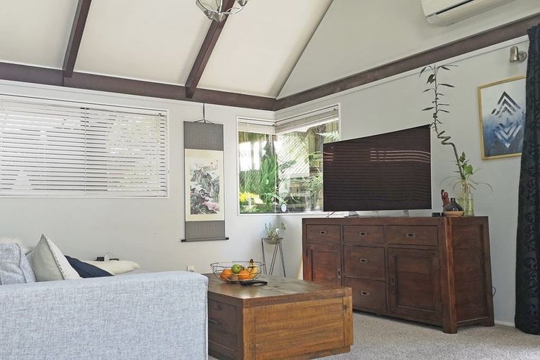 Photo of property in 2/52 Heathcote Road, Castor Bay, Auckland, 0620