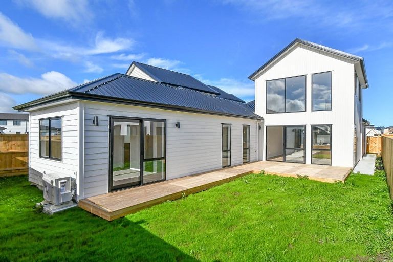 Photo of property in 8 Korowhiti Road, Clarks Beach, 2122