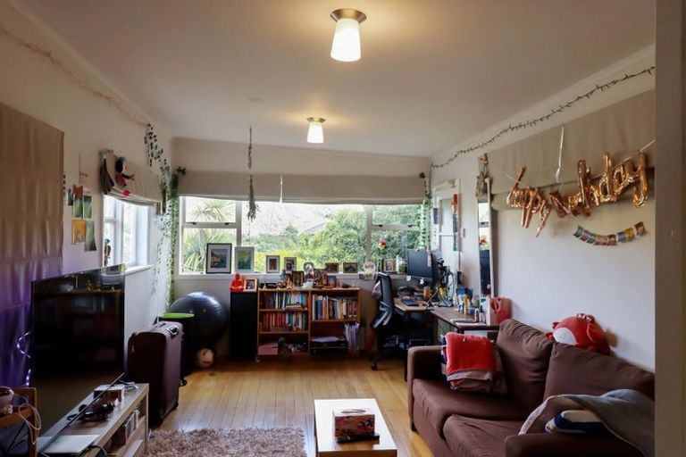 Photo of property in 140 The Ridgeway, Mornington, Wellington, 6021