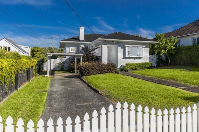 Photo of property in 23 Eversleigh Road, Belmont, Auckland, 0622