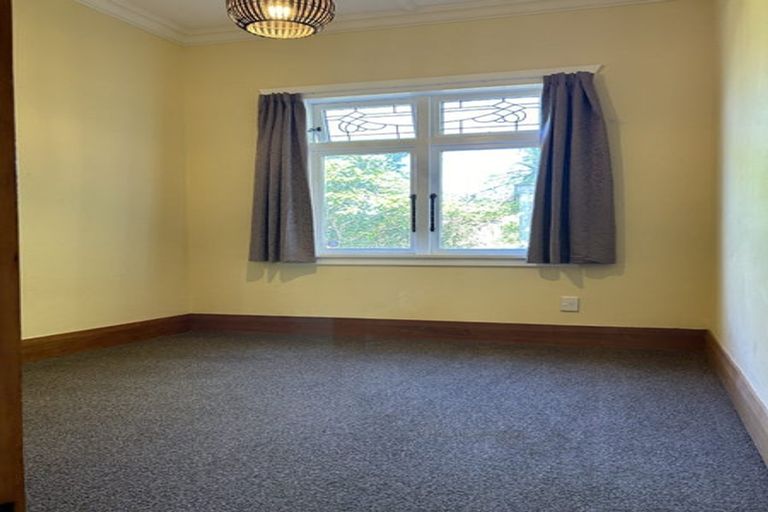 Photo of property in 100 Mortimer Terrace, Brooklyn, Wellington, 6021