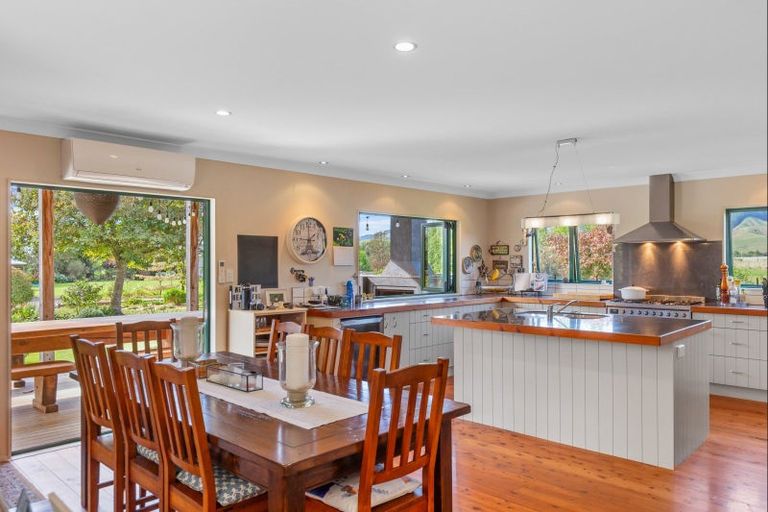 Photo of property in 389 Tararua Road, Levin, 5571