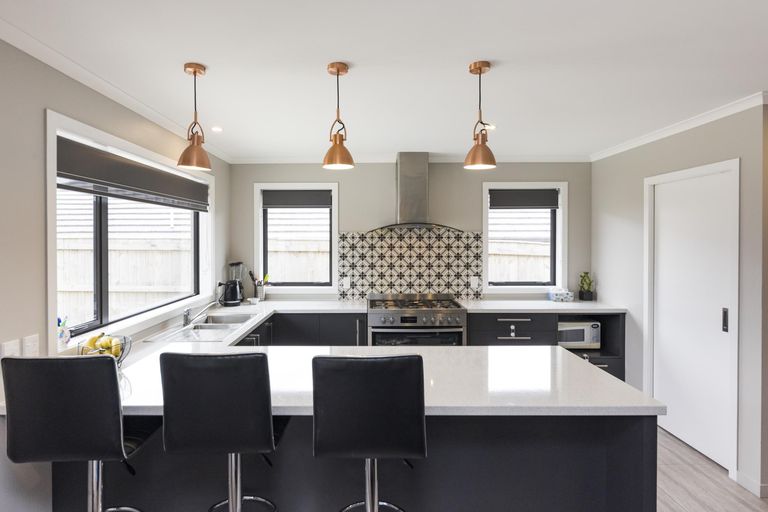 Photo of property in 4 Cyprus Place, Fitzherbert, Palmerston North, 4410