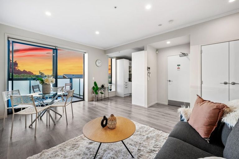 Photo of property in 3/20 Kerewhenua Crescent, Hobsonville, 0616