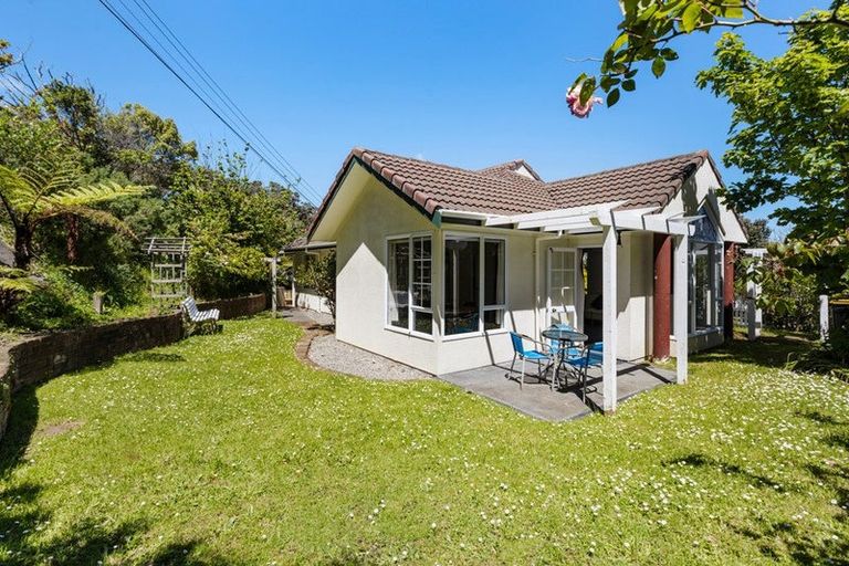 Photo of property in 6 Erskine Close, Island Bay, Wellington, 6023