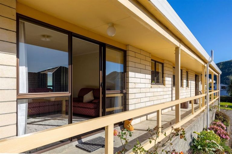 Photo of property in 35 Moana View Road, Waikawa, Picton, 7220