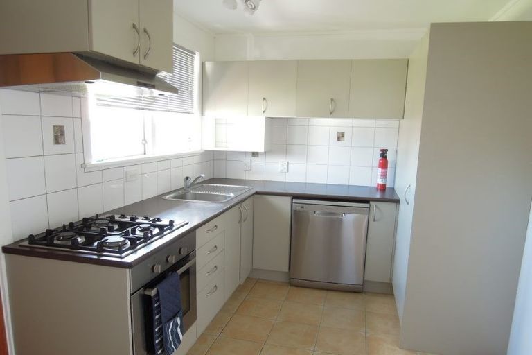Photo of property in 3/2 Scarboro Terrace, Murrays Bay, Auckland, 0630