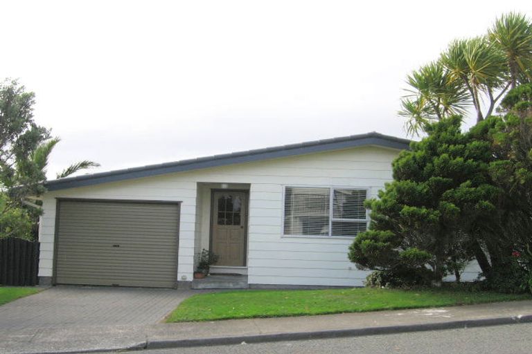 Photo of property in 8 Colchester Crescent, Newlands, Wellington, 6037