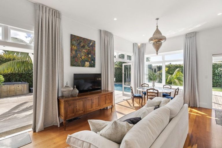 Photo of property in 8 Bayview Road, Hauraki, Auckland, 0622