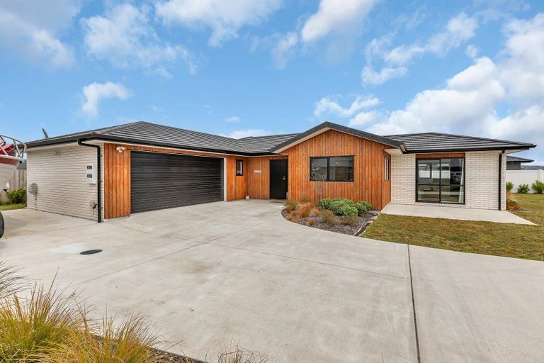 Photo of property in 46 Maturiki Drive, One Tree Point, 0118