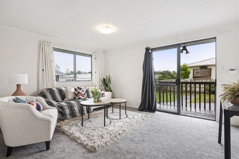 Photo of property in 1 Stephen Avenue, Henderson, Auckland, 0610