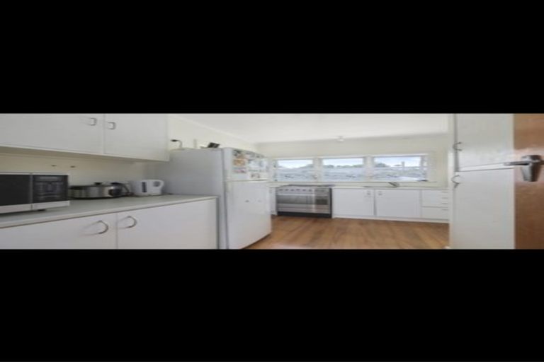 Photo of property in 15 Putini Road, Mangere Bridge, Auckland, 2022